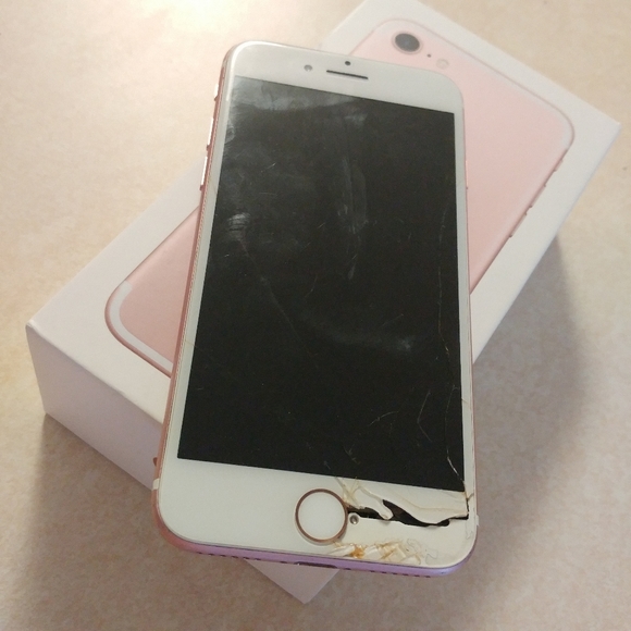 3 phones (2) IPHONE APPLE + 1LG